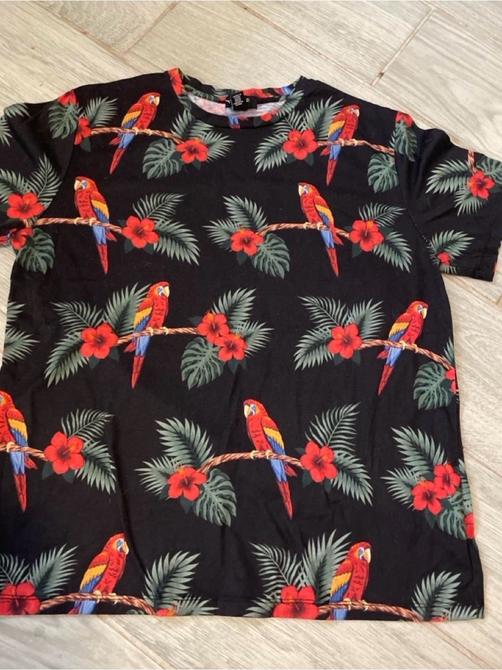 Forever 21 Black Tropical Parrot Print Short Sleeve Tee